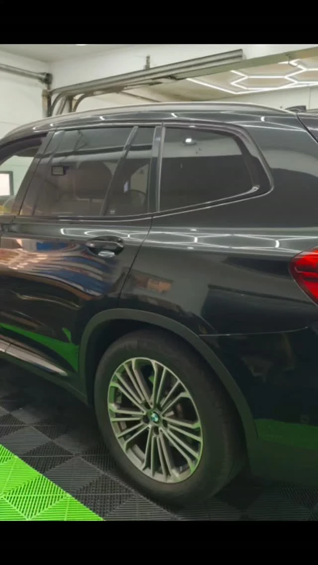 BMW negru cu geamurile din spate nuanțate