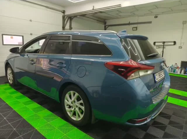 Toyota break albastră cu folie pe geamuri